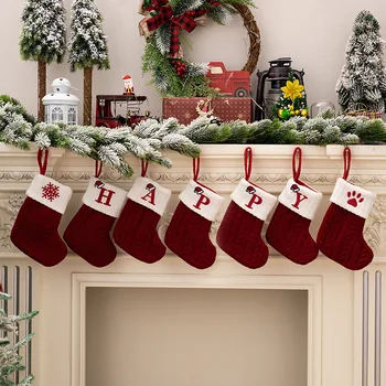 Украшения: Красные вязаные рождественские чулки, подвешенные на Рождественскую елку шерстяные чулки с вышитой монограммой для подарков